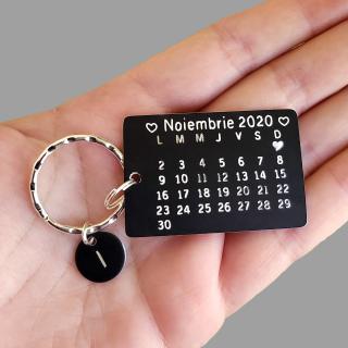 Breloc negru personalizat cu calendar Save the Date si banut cu initiala