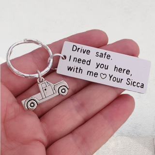 Breloc personalizat Drive safe, I need you here with me, gravat pe dreptunghi din aluminiu argintiu cu charm camioneta