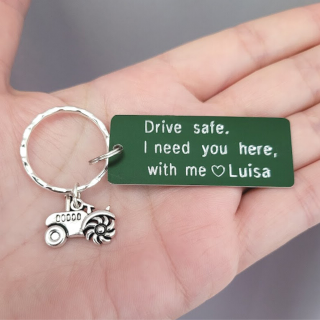 Breloc personalizat Drive safe, I need you here with me, gravat pe dreptunghi din aluminiu verde cu charm tractor