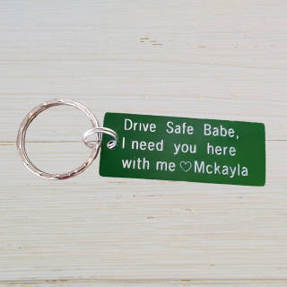 Breloc personalizat Drive safe, I need you here with me, gravat pe dreptunghi din aluminiu verde