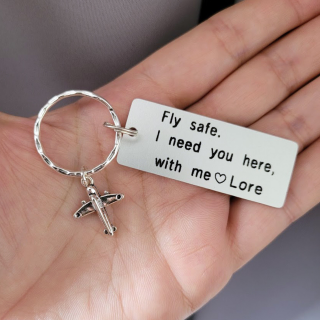 Breloc personalizat Fly safe, I need you here with me, gravat pe dreptunghi din aluminiu, cu charm avion