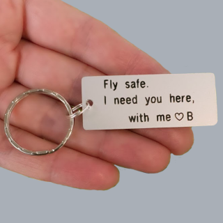 Breloc personalizat Fly safe, I need you here with me, gravat pe dreptunghi din aluminiu
