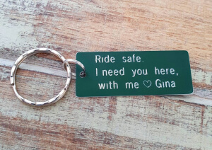 Breloc personalizat Ride safe, I need you here with me, gravat pe dreptunghi din aluminiu cu charm bicicleta BR8CH