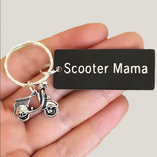 Breloc personalizat Scooter Mama gravat pe dreptunghi din aluminiu negru cu charm scooter