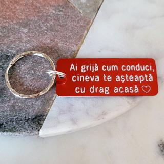 Breloc rosu, personalizat cu mesajul Ai grija cum conduci, am nevoie de tine