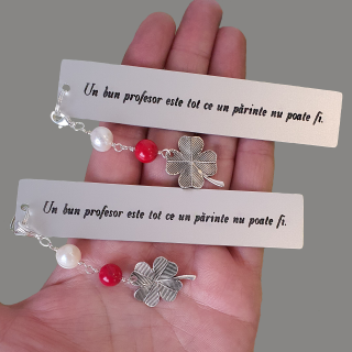 Semn de carte Martisor cu mesaj personalizat, cu coral rosu, perla de cultura si charm trifoi, potrivti pentru invatatori sau profesori SC3