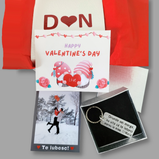 Set cadou cuplu, pentru Valentine s Day, cu breloc personalizat, magnet, felicitare si cutie cadou