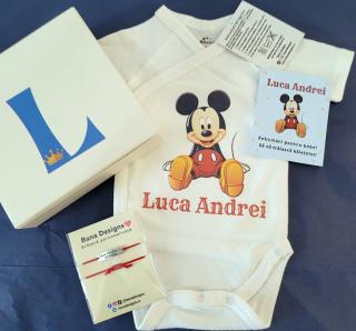 Set cadou pentru baietel nou nascut, body bebe personalizat din bumbac cu nume, bratara, felicitare si cutie cadou