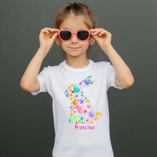 Tricou alb personalizat cu iepuras multicolor si nume, model de Paste, pentru copii