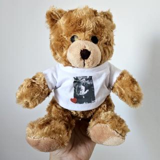 Ursulet brun din plus, cu tricou personalizat cu fotografie si inimioara