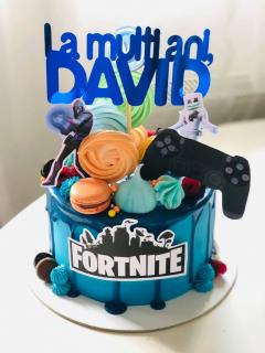 Suita Fortnite cu consola