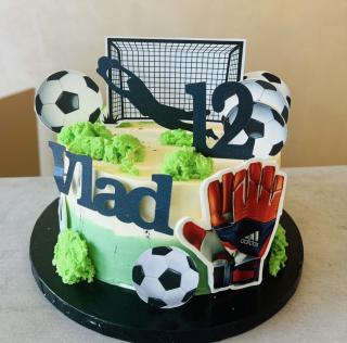 Topper tort cu silueta de portar fotbal