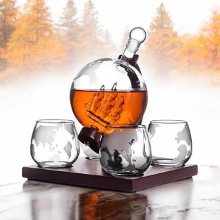 Cadou Luxury Decantor cu Patru Pahare Glob World  Suport Lemn