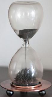 Clepsidra Magnetica Spectacol al timpului - suport metalic - 10 cm inaltime