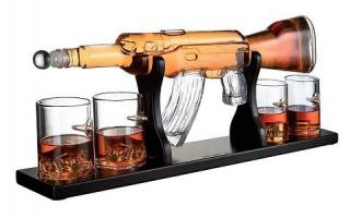Decantor Pusca cu Patru Pahare cu Glont  Suport Lemn Kitchen. TOP 10 Cadouri Barbati