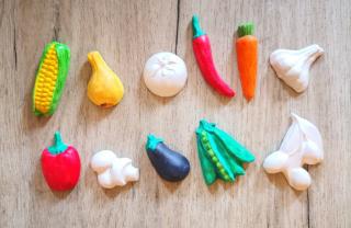 Set figurine de pictat, din ipsos, legume