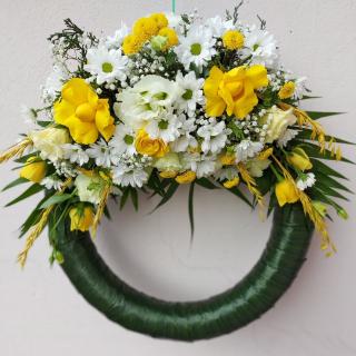 Coroana cu flori albe si galbene