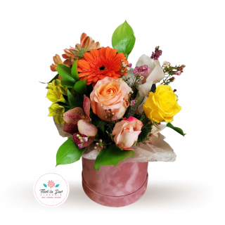 Aranjament in cutie cu trandafiri gerbera alstroemeria crizantema wax flowers si verdeata
