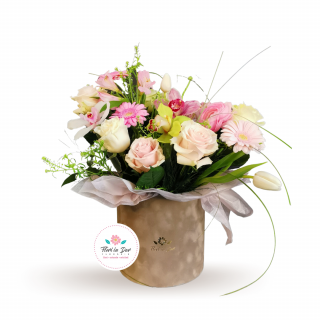 Aranjament trandafiri cimbidium ranunculus lalele minigerbera alstroemeria