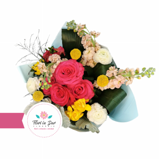 Buchet floral cu mathiola, craspedia, ranunculus, frezie trandafiri florarie online Roman