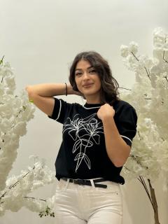 Bluza cu floare brodata