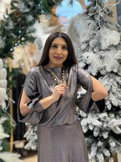 Bluza gri cu sclipici si decolteu la baza gatului