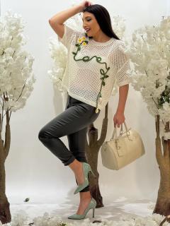 Bluza perforata cu floare brodata