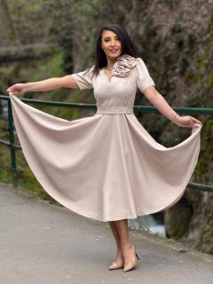 Rochie bej cu floare in piept