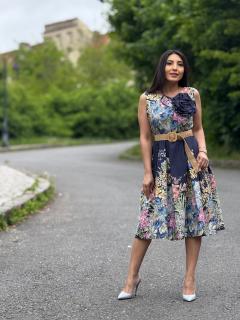 Rochie cu imprimeu floral exotic si brosa