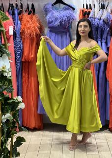 Rochie midi din tafta cu broderie si pietricele la piept