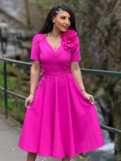 Rochie roz cu floare in piept