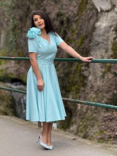 Rochie turcoaz cu floare in piept
