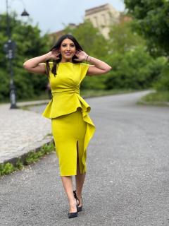 Rochie verde fistic cu volanas pe picior