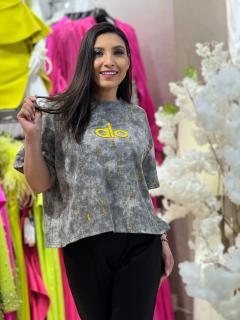 Tricou oversized cu efect distressed si broderie galbena