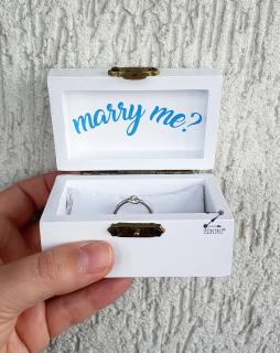 Cutiuta din lemn pentru inel logodna Will you marry me,  cu pernuta din satin catifelat
