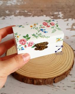 Cutiuta verighete din lemn cu floricele multicolore si pernuta din satin catifelat - personalizata
