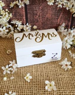 Cutiuta verighete din lemn cu MrMrs, cu pernuta din satin catifelat - personalizata