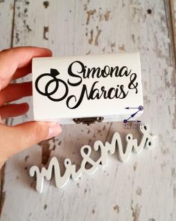 Cutiuta verighete din lemn cu numele mirilor, cu pernuta din satin catifelat - personalizata