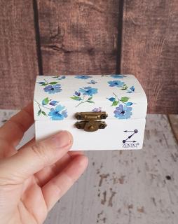 Cutiuta verighete din lemn, decorata cu albastrele, cu pernuta din satin catifelat - personalizata