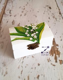 Cutiuta verighete din lemn, decorata cu lacramioare, cu pernuta din satin catifelat - personalizata