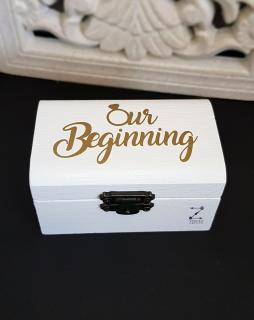 Cutiuta verighete din lemn Our Beginning, cu pernuta din satin catifelat - personalizata