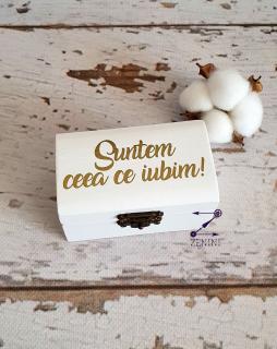 Cutiuta verighete din lemn Suntem ceea ce iubim, cu pernuta din satin catifelat - personalizata
