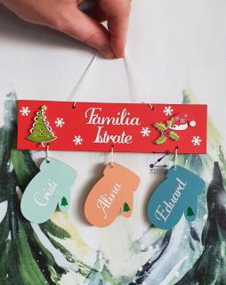 Decoratiune Craciun cu manusi personalizata cu numele membrilor familiei
