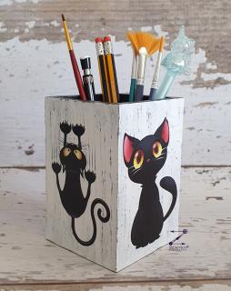 Decoratiune din lemn cu pisici negre