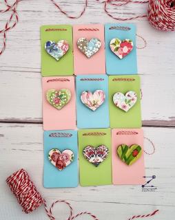 Martisor brosa inimi colorate din lemn, diverse modele
