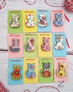 Martisor brosa pisici colorate din lemn, diverse modele