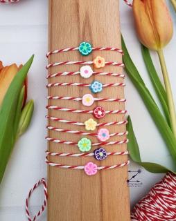 Martisor pentru copii: bratara cu flori colorate