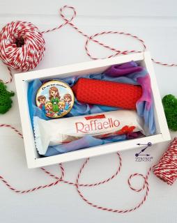 Set cadou 8 martie educatoare: esarfa eleganta, brosa martisor, bomboane Raffaello si lumanare din ceara naturala de albine