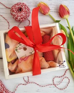 Set cadou 8 Martie: esarfa eleganta, martisor din bronz si lumanare din ceara naturala de albine