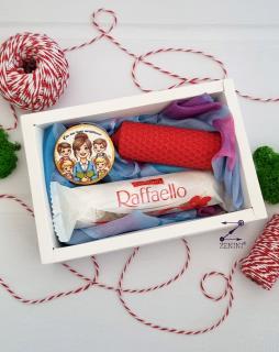 Set cadou 8 martie invatatoare: esarfa eleganta, brosa martisor, bomboane Raffaello si lumanare din ceara naturala de albine